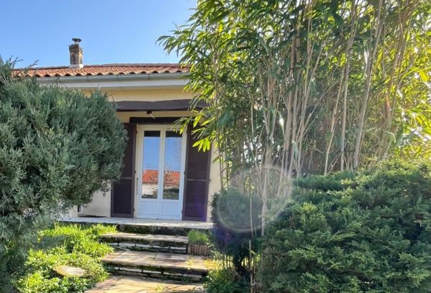 Maison lumineuse et bien entretenue de 3 chambres sur entresol  aménageable à RIBERAC (24) — photo 1