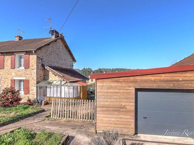   Maison en pierre avec jardin et garage — photo du bien