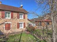   Maison en pierre avec jardin et garage — photo 2
