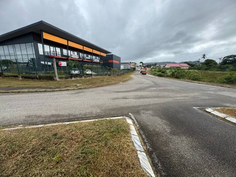 Magnifique surface commerciale de 340 m2 à louer Sortie de Cayenne — photo 1