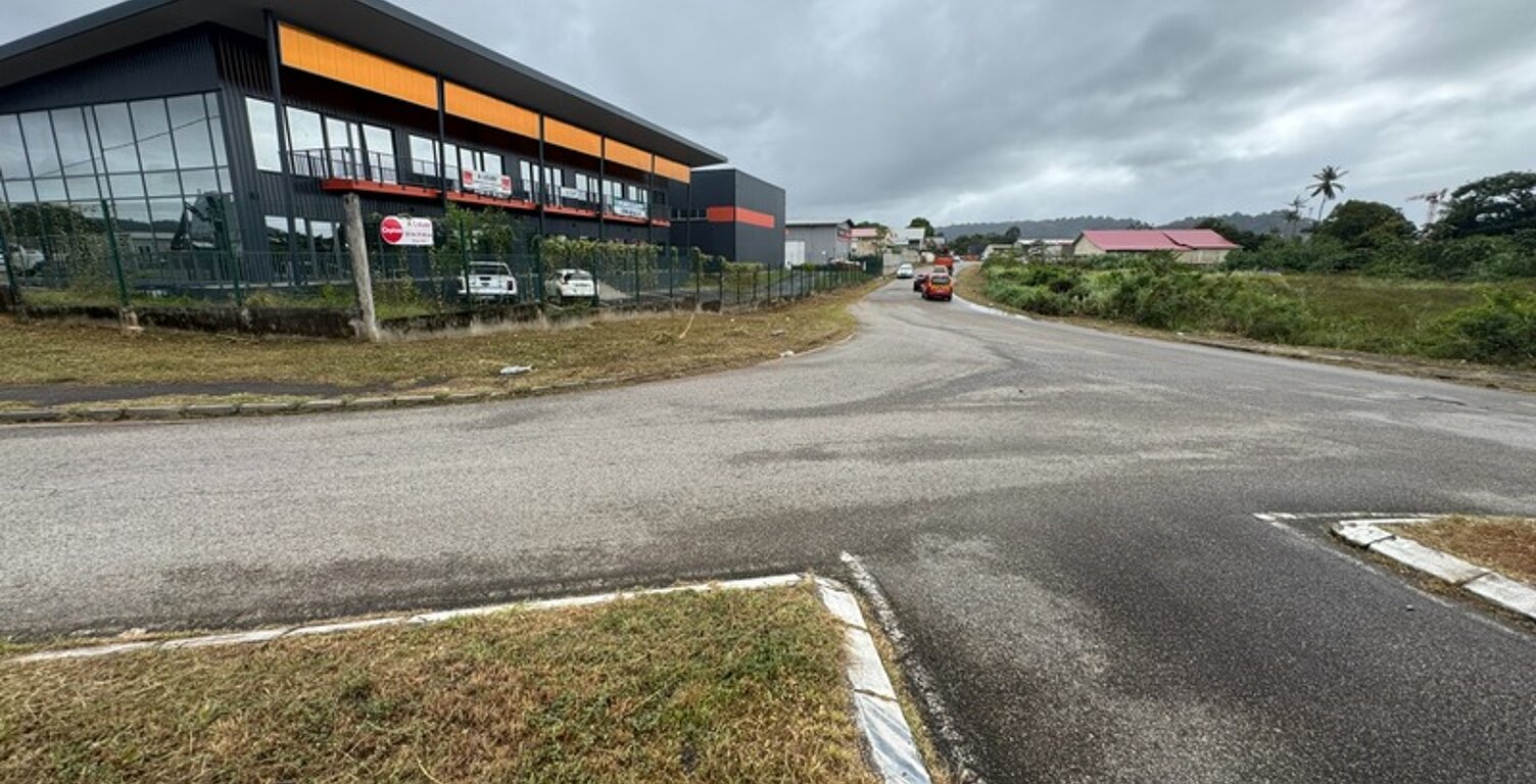 Magnifique surface commerciale de 340 m2 à louer Sortie de Cayenne — photo 1