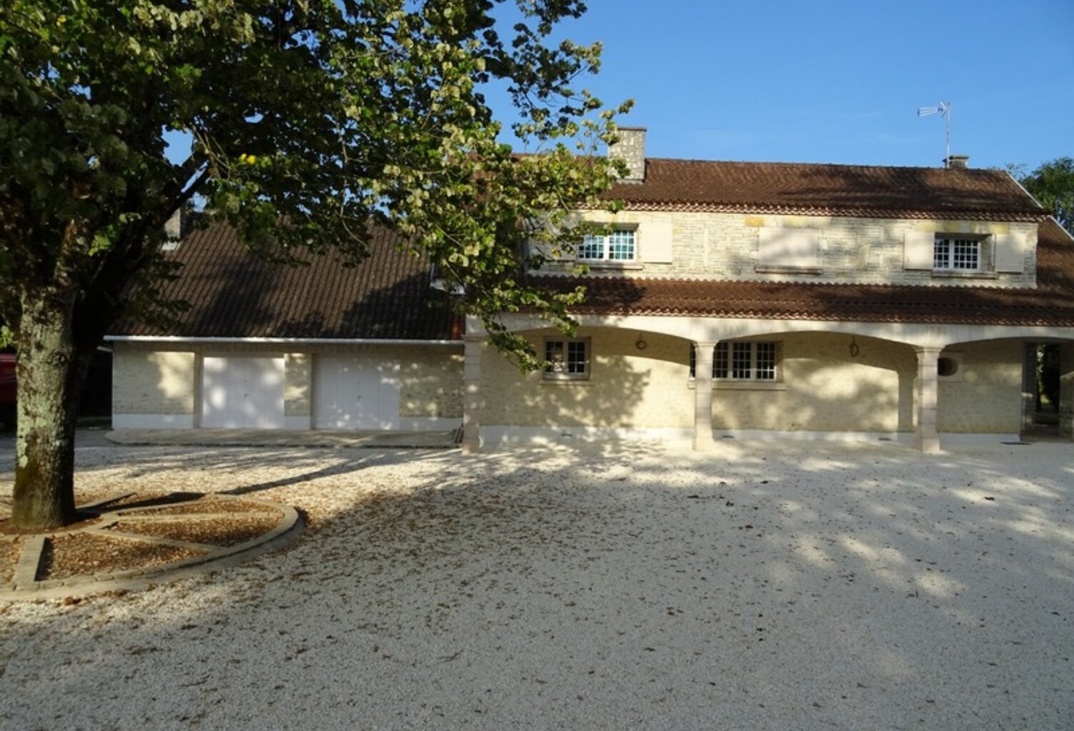 Maison à vendre 8 pièces ROULLET SAINT ESTEPHE (16) — photo 1