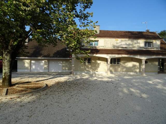 Maison à vendre 8 pièces ROULLET SAINT ESTEPHE (16) — photo du bien
