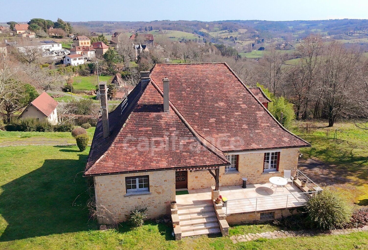 Maison familiale de 244m² à Belvès, 8 pièces, 5 chambres, avec vue dégagée et appartement spacieux indépendant, terrain de 3088m² — photo 1
