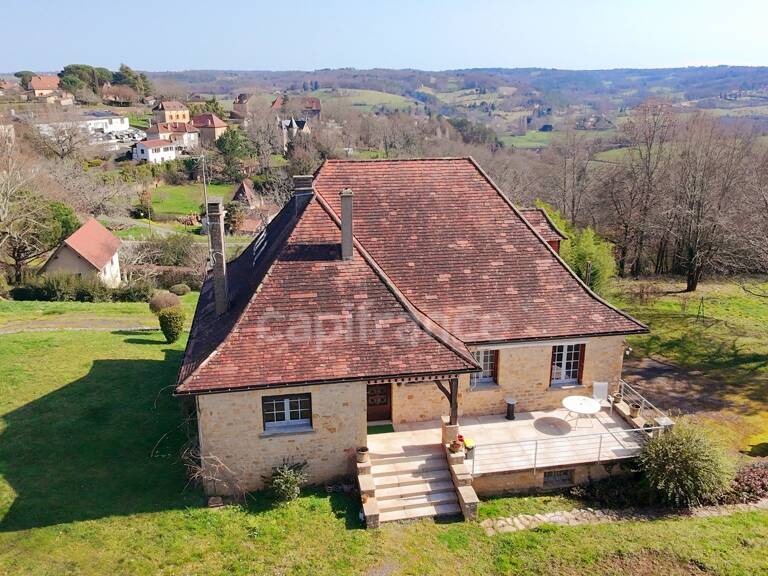 Maison familiale de 244m² à Belvès, 8 pièces, 5 chambres, avec vue dégagée et appartement spacieux indépendant, terrain de 3088m² — photo 1