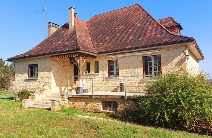 Maison familiale de 244m² à Belvès, 8 pièces, 5 chambres, avec vue dégagée et appartement spacieux indépendant, terrain de 3088m² — photo 2
