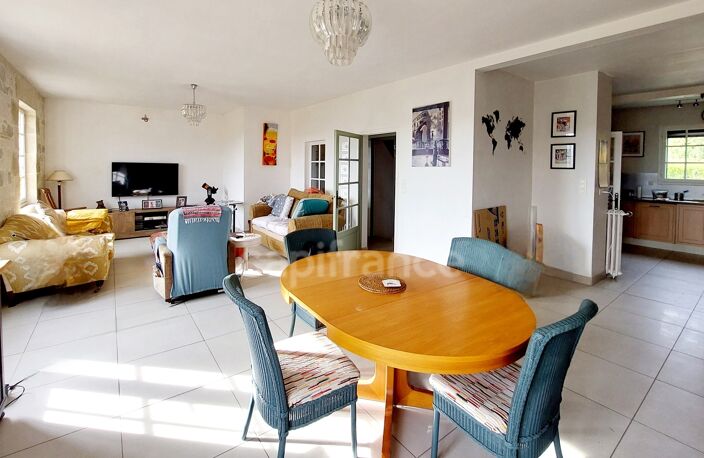 Maison familiale de 244m² à Belvès, 8 pièces, 5 chambres, avec vue dégagée et appartement spacieux indépendant, terrain de 3088m² — photo 3