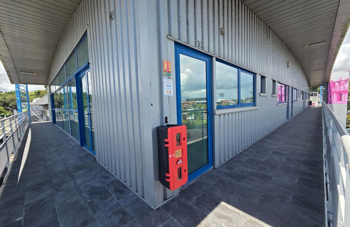Local à louer, 1er étage avec ascenseur, 82 m², Immeuble Omale, Colin Petit-Bourg — photo 2