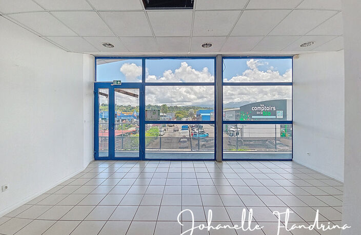 Local à louer, 1er étage avec ascenseur, 82 m², Immeuble Omale, Colin Petit-Bourg — photo 3