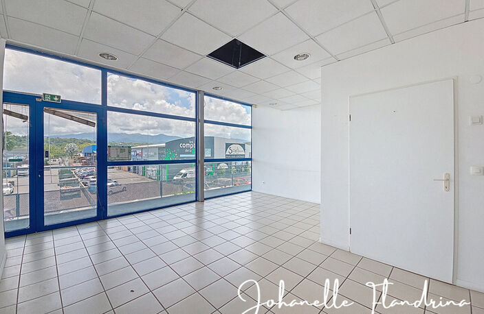Local à louer, 1er étage avec ascenseur, 82 m², Immeuble Omale, Colin Petit-Bourg — photo 4