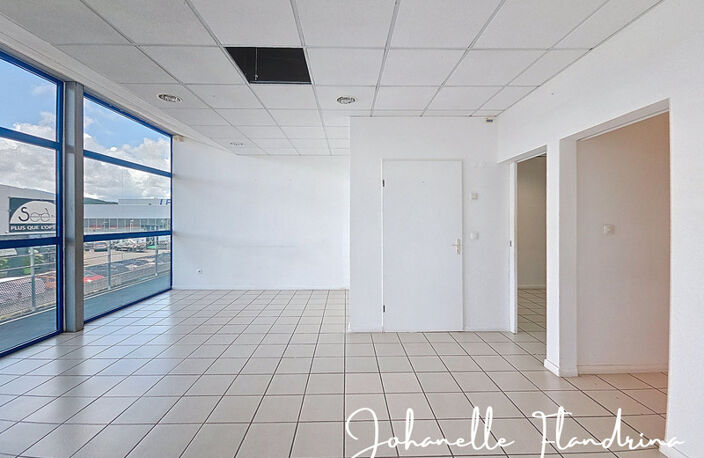 Local à louer, 1er étage avec ascenseur, 82 m², Immeuble Omale, Colin Petit-Bourg — photo 5