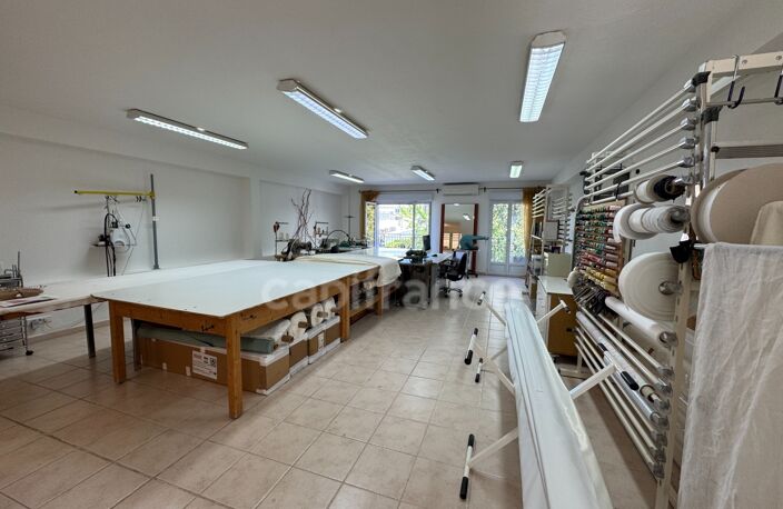 MURS GRAND LOCAL COMMERCIAL – professions libérales possibles – 164 m² – TERRASSE / 2 PARKINGS — photo 2