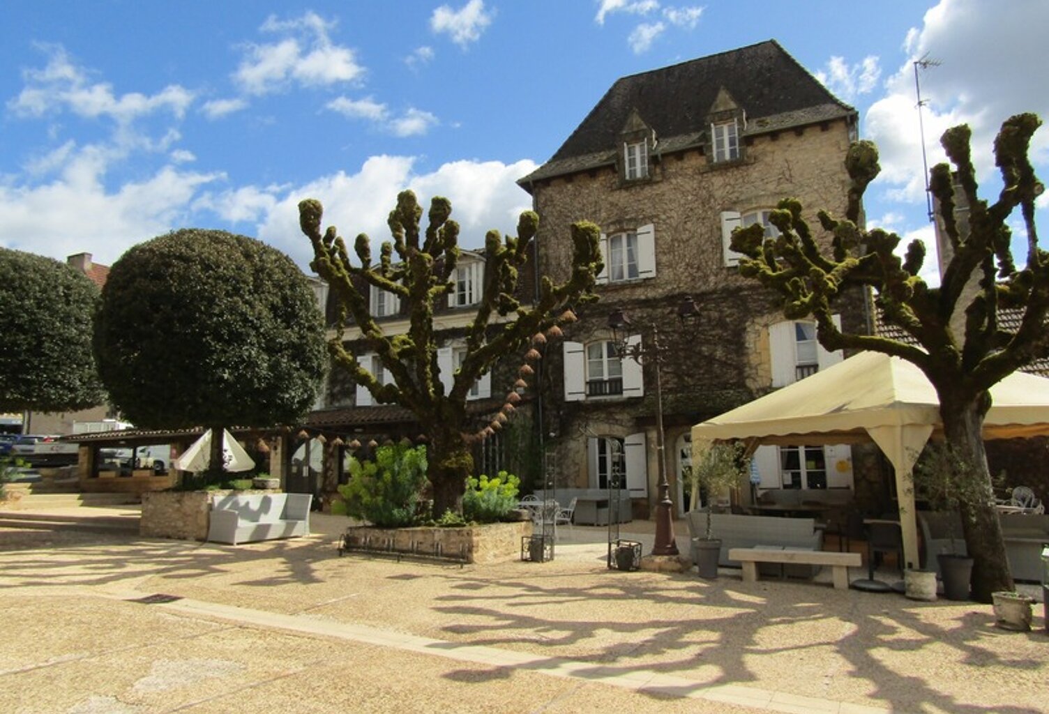 Magnifique fonds de commerce d'hôtel/restaurant dans un village classé du Périgord noir — photo 1