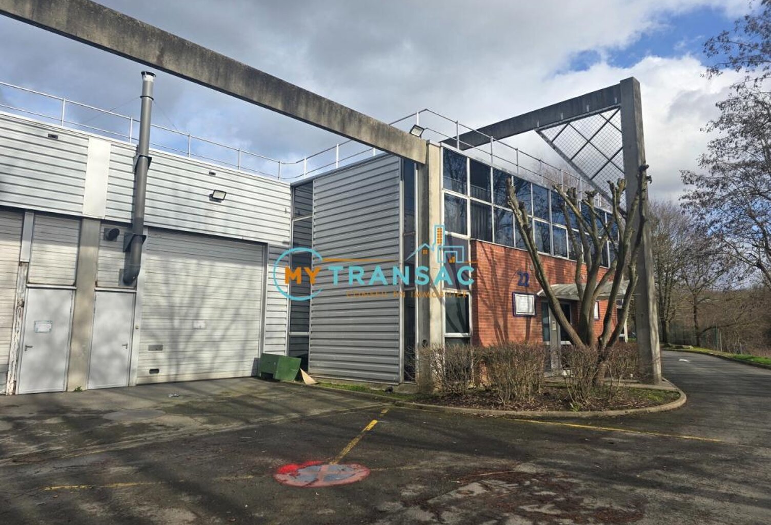 A LOUER - SAINT THIBAULT DES VIGNES - MY TRANSAC vous propose à la location des lots d'activité avec peu de bureaux à partir de 379m² — photo 1