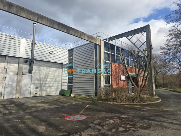 A LOUER - SAINT THIBAULT DES VIGNES - MY TRANSAC vous propose à la location des lots d'activité avec peu de bureaux à partir de 379m² — photo 1