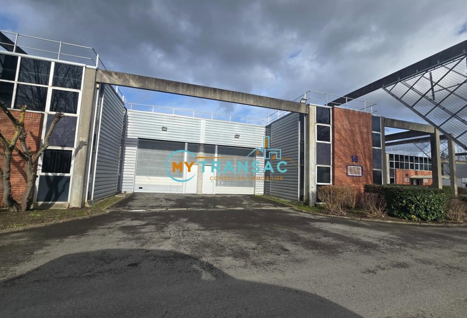 A LOUER - SAINT THIBAULT DES VIGNES - MY TRANSAC vous propose à la location un lot d'activité/entrepôt de 392m² avec bureaux d'accompagnement — photo 1
