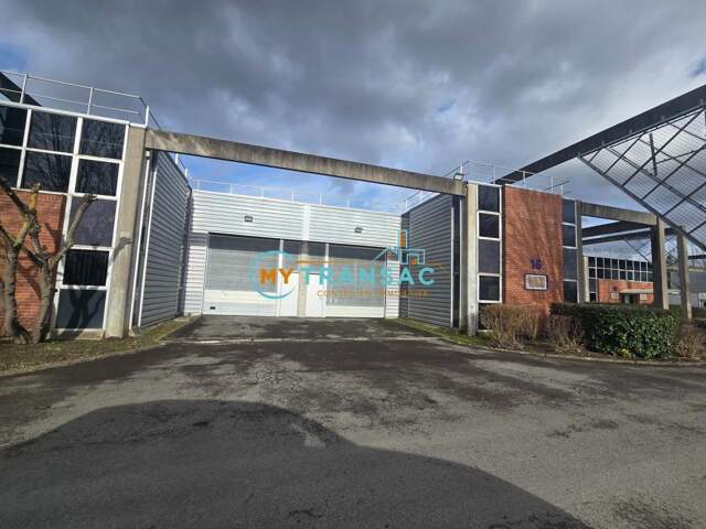 A LOUER - SAINT THIBAULT DES VIGNES - MY TRANSAC vous propose à la location un lot d'activité/entrepôt de 392m² avec bureaux d'accompagnement — photo du bien
