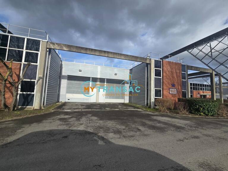 A LOUER - SAINT THIBAULT DES VIGNES - MY TRANSAC vous propose à la location un lot d'activité/entrepôt de 392m² avec bureaux d'accompagnement — photo 1