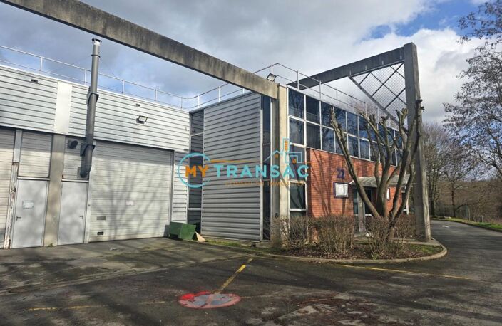 A LOUER - SAINT THIBAULT DES VIGNES - MY TRANSAC vous propose à la location un lot d'activité/entrepôt de 392m² avec bureaux d'accompagnement — photo 2