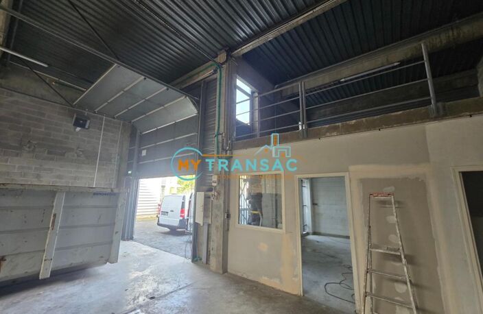 A LOUER - SAINT THIBAULT DES VIGNES - MY TRANSAC vous propose à la location un lot d'activité/entrepôt de 392m² avec bureaux d'accompagnement — photo 5