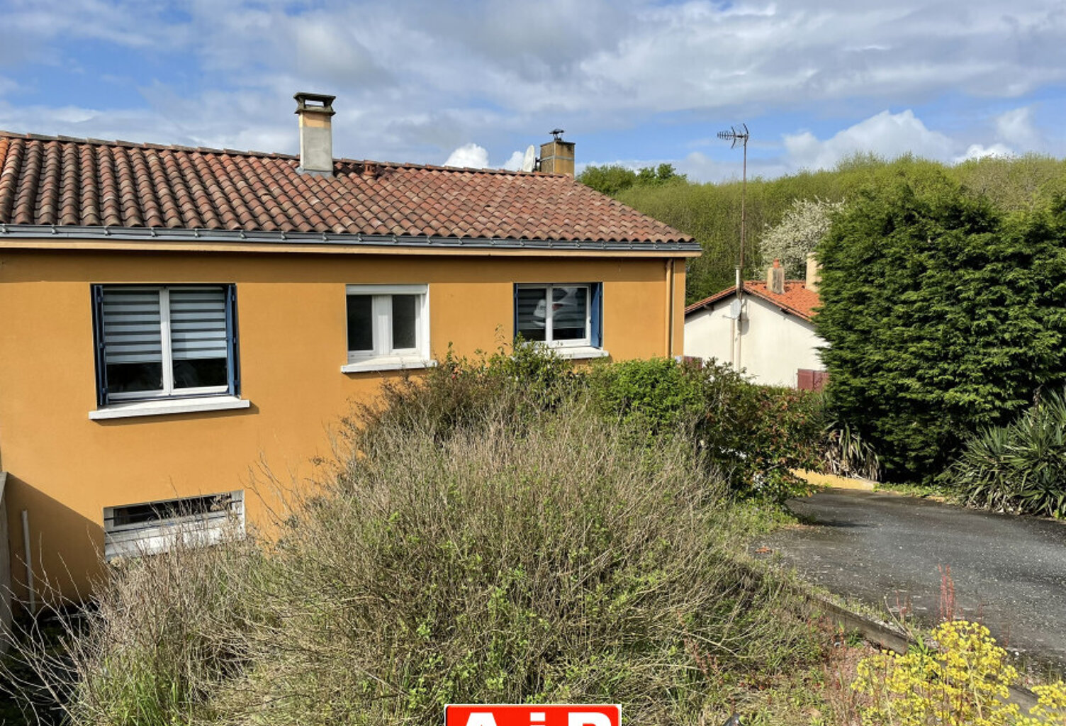 POUZAUGES — photo 1