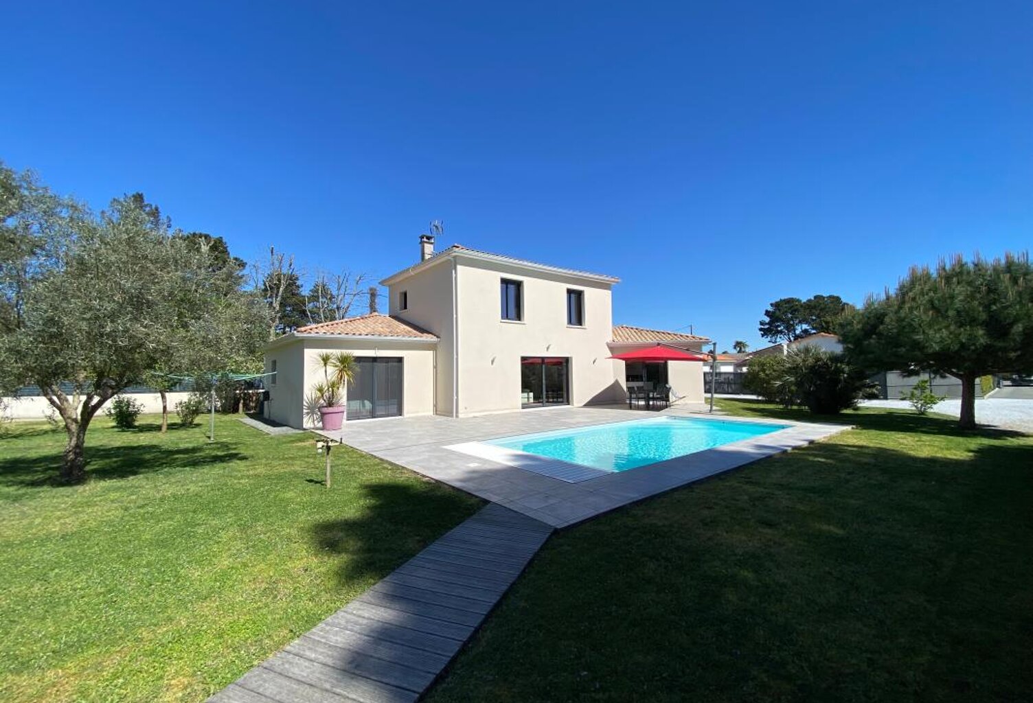 Villa COUP DE COEUR de 2015 de 162 m² avec Garage spacieux de 62 m² et Piscine — photo 1