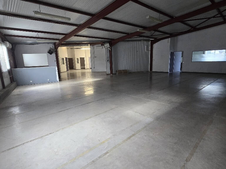 location local avec bâtiment d'activité de  500m2 sur terrai — photo 1