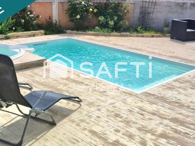 Villa avec piscine, jacuzzi, jardin et garage. — photo du bien