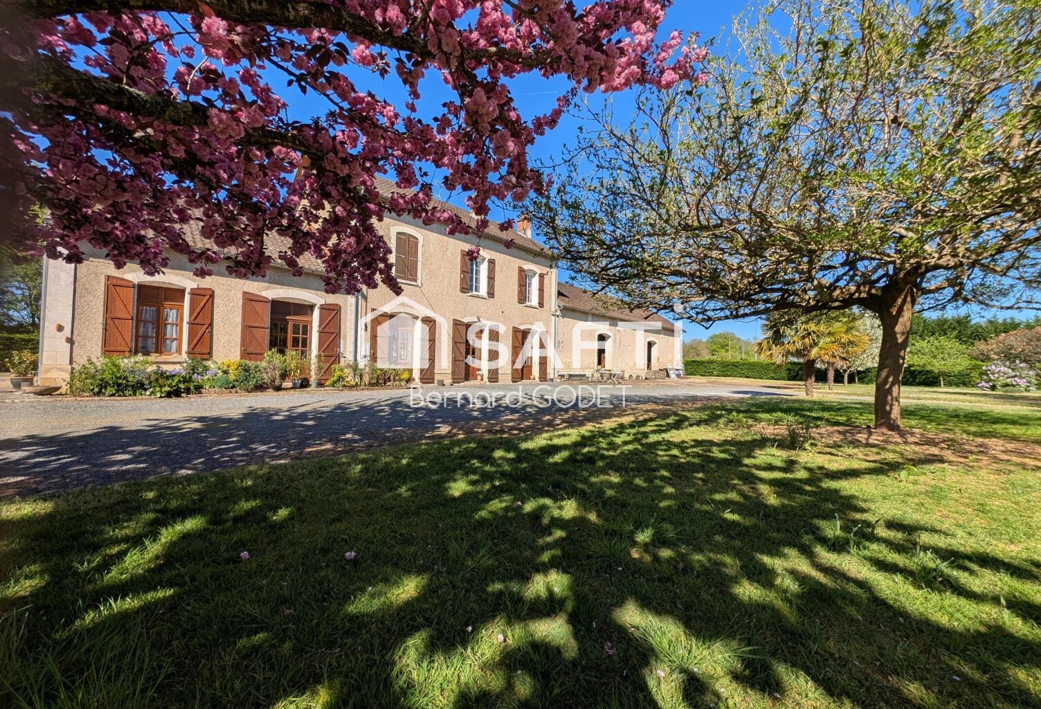 Propriété de caractère au cœur d'un village de charme en Charente — photo 1