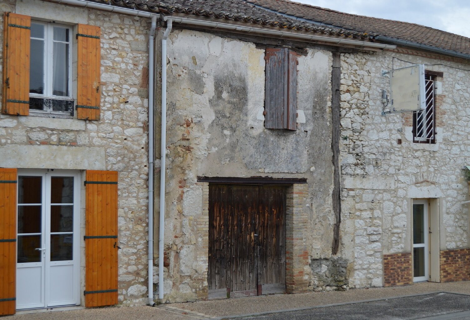 Immeuble en pierre - à rénover — photo 1