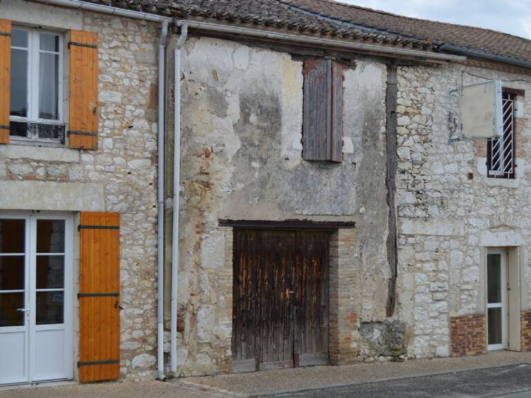 Immeuble en pierre - à rénover — photo 1