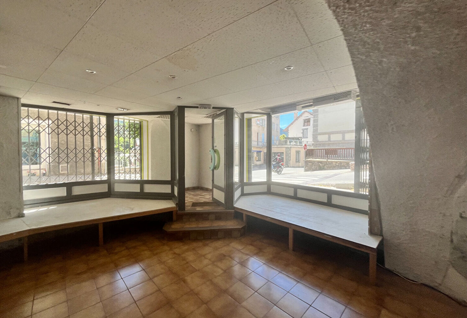 Local commercial Guillestre 98 m2 /54m² carrez — photo 1