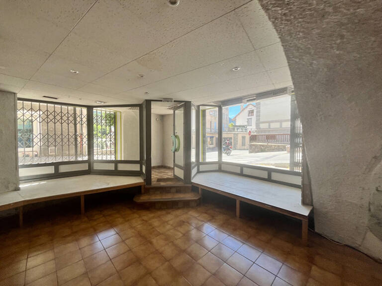 Local commercial Guillestre 98 m2 /54m² carrez — photo 1