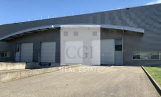 Commerce  972 m² à louer à Saint-Priest (69800)