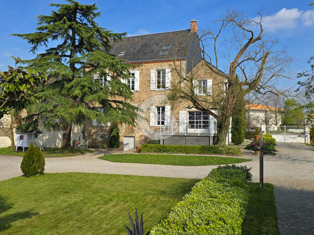 PROPRIÉTÉ 9 PIECES - 274M² À VENDRE À BELLEVIGNY — photo du bien