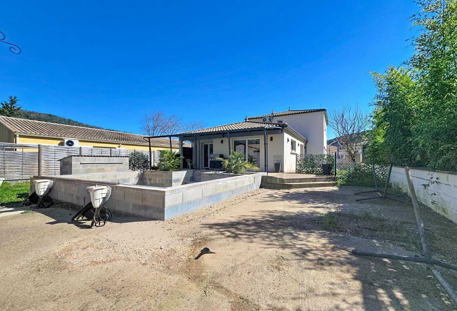 Une maison contemporaine aux volumes généreux, dans un quartier résidentiel recherché, avec piscine et prestations modernes. — photo 1