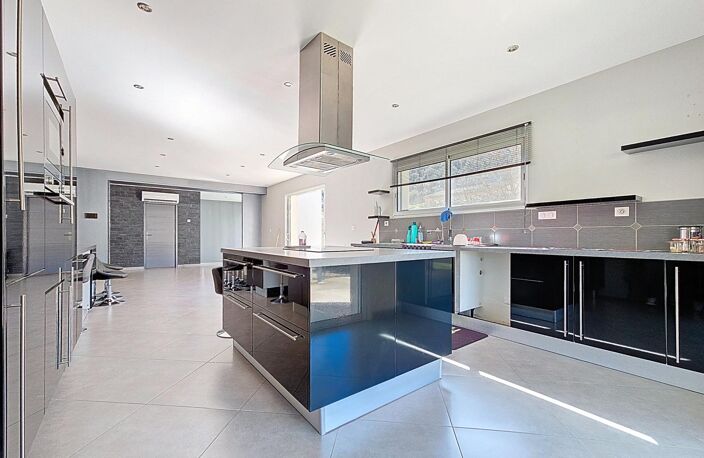 Une maison contemporaine aux volumes généreux, dans un quartier résidentiel recherché, avec piscine et prestations modernes. — photo 3
