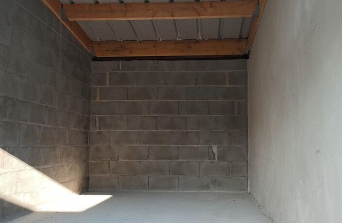 Garage spacieux et sécurisé : l'opportunité rare pour stationner ou investir — photo 4