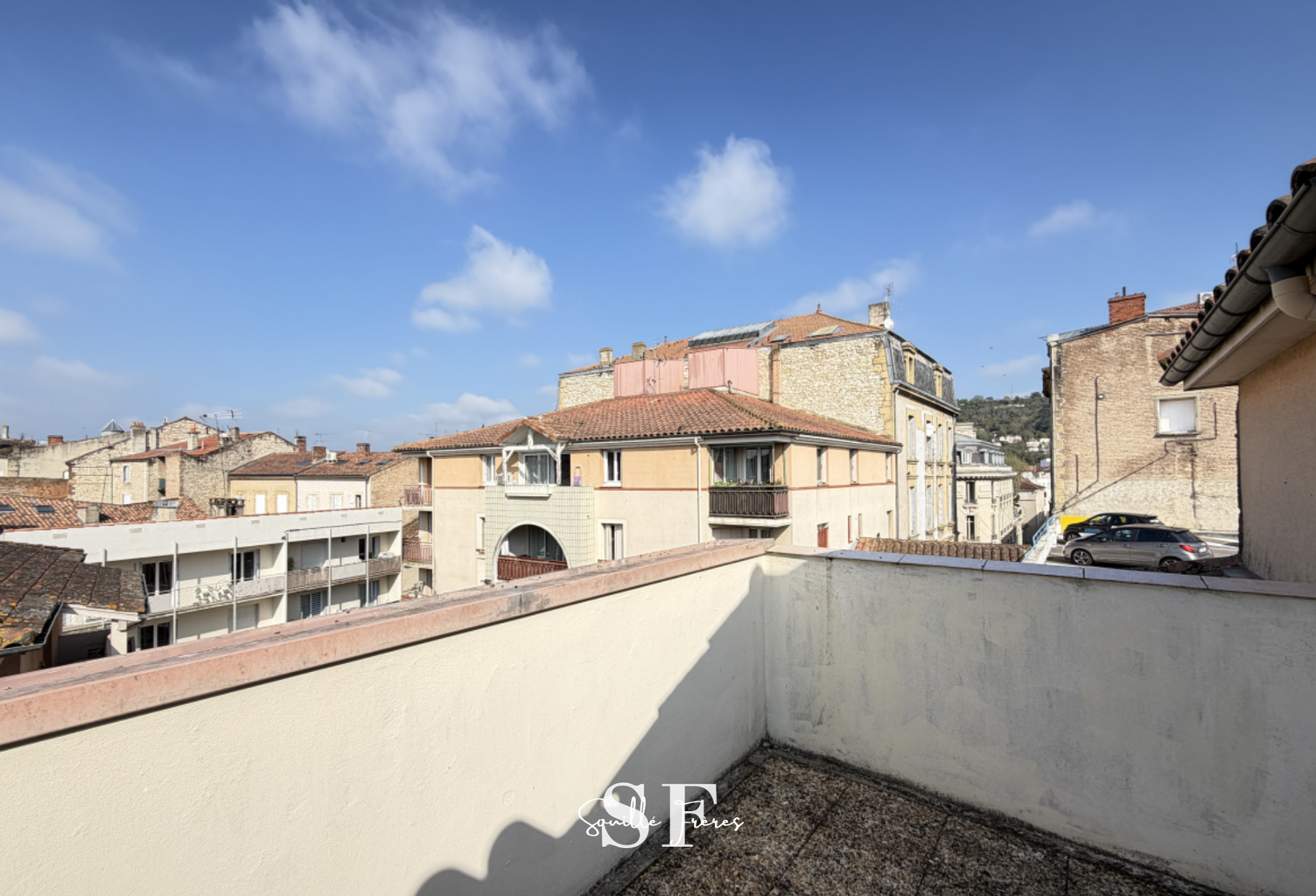 AGEN HYPER CENTRE - APPARTEMENT F2 SPACIEUX AVEC TERRASSE ET PLACE DE PARKING — photo 1