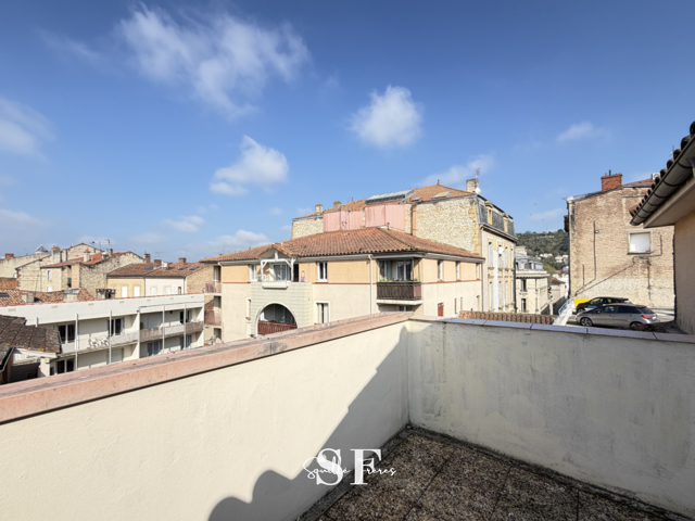 AGEN HYPER CENTRE - APPARTEMENT F2 SPACIEUX AVEC TERRASSE ET PLACE DE PARKING — photo du bien