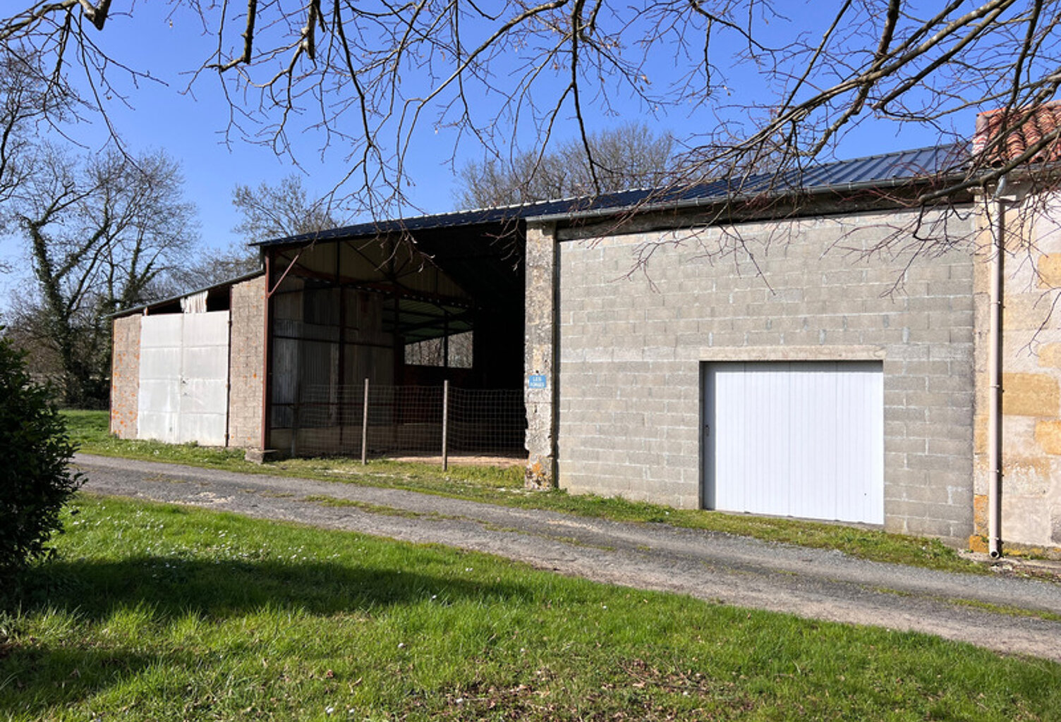GRANGE  à vendre AVEC TERRAIN AGRICOLE BURIE (17) — photo 1
