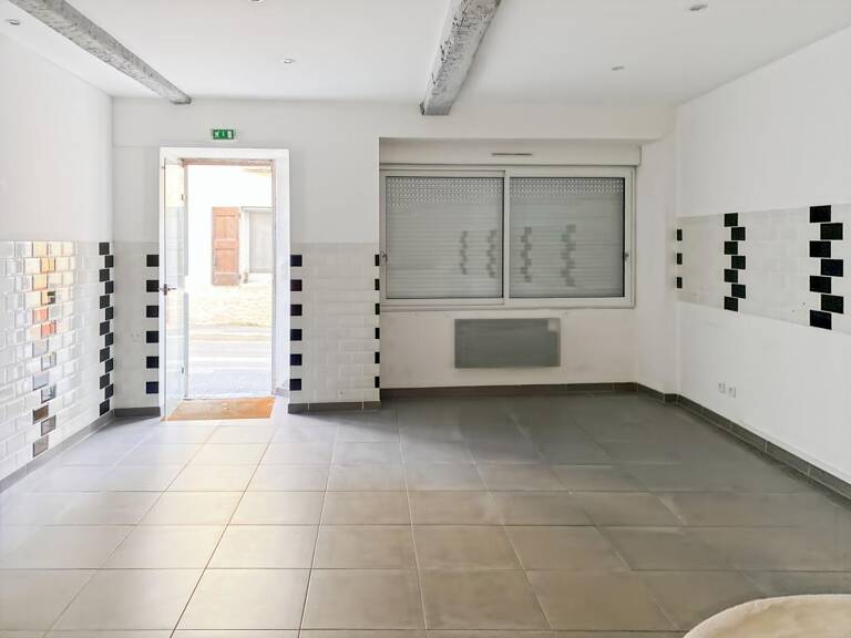Murs commerciaux: local commercial en centre ville - Libre , bail tous commerces - Point d'eau, sanitaires - Cave en sous sol - — photo 1