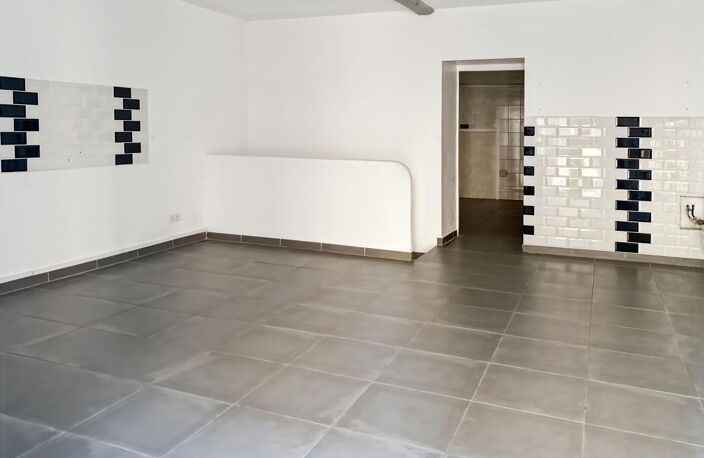 Murs commerciaux: local commercial en centre ville - Libre , bail tous commerces - Point d'eau, sanitaires - Cave en sous sol - — photo 2