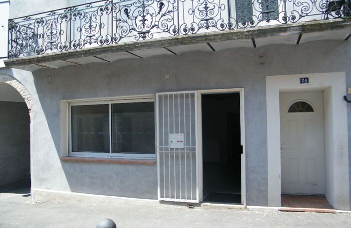 Murs commerciaux: local commercial en centre ville - Libre , bail tous commerces - Point d'eau, sanitaires - Cave en sous sol - — photo 3