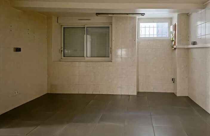 Murs commerciaux: local commercial en centre ville - Libre , bail tous commerces - Point d'eau, sanitaires - Cave en sous sol - — photo 4