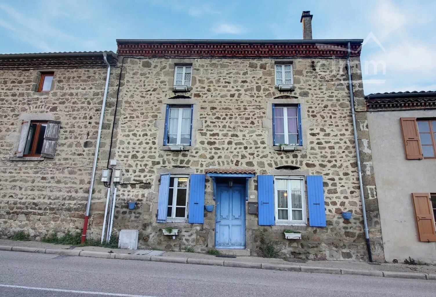 Maison en pierre à rénover au cœur de Lupé — photo 1