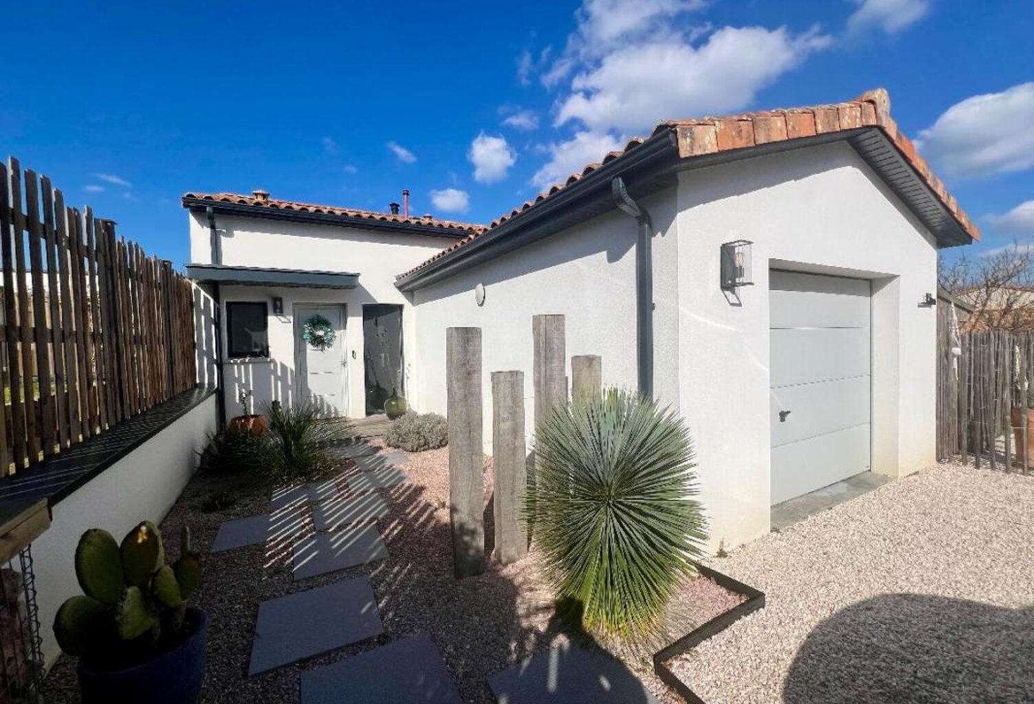 Coup de cœur assuré pour cette maison neuve (2020) de 131 m² de plain-pied, 4 chambres, garage, jardin, dans son écrin de verdure — photo 1