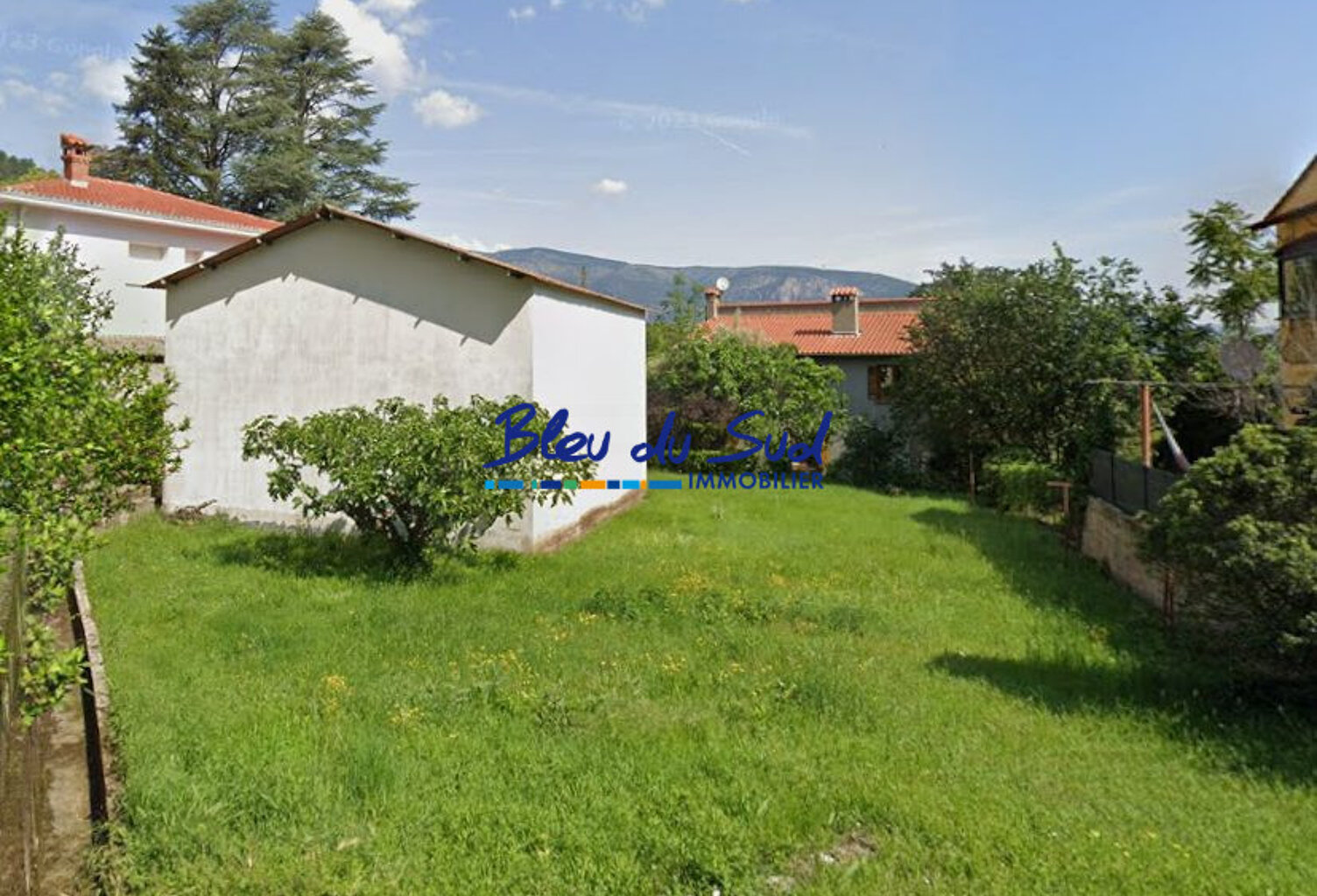 HANGAR AVEC JARDIN TRANSFORMABLE EN HABITATION — photo 1