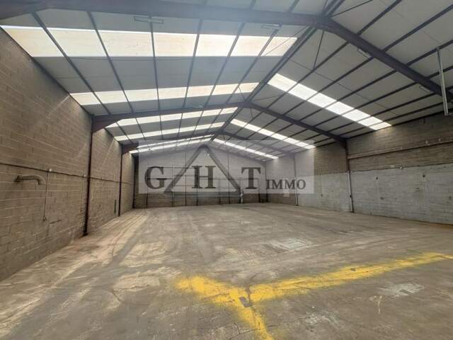 ENTREPOT 400 M² A VAUX LE PENIL A LOUER — photo du bien