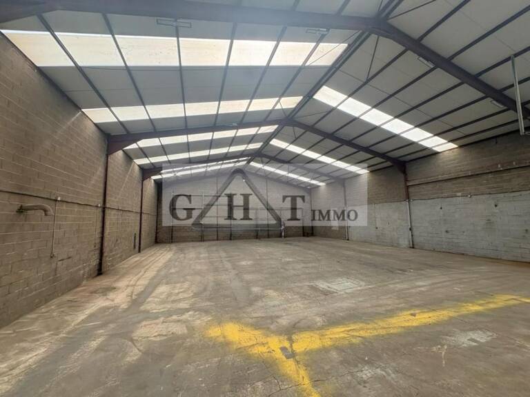 ENTREPOT 400 M² A VAUX LE PENIL A LOUER — photo 1
